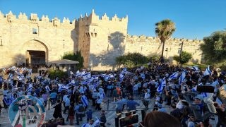 استعدادا لـــ"مسيرة الأعلام" الاستفزازية: مستعمرون يتجمهرون في باب العمود ويعتدون على المقدسيين