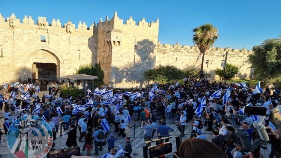 استعدادا لـــ"مسيرة الأعلام" الاستفزازية: مستعمرون يتجمهرون في باب العمود ويعتدون على المقدسيين