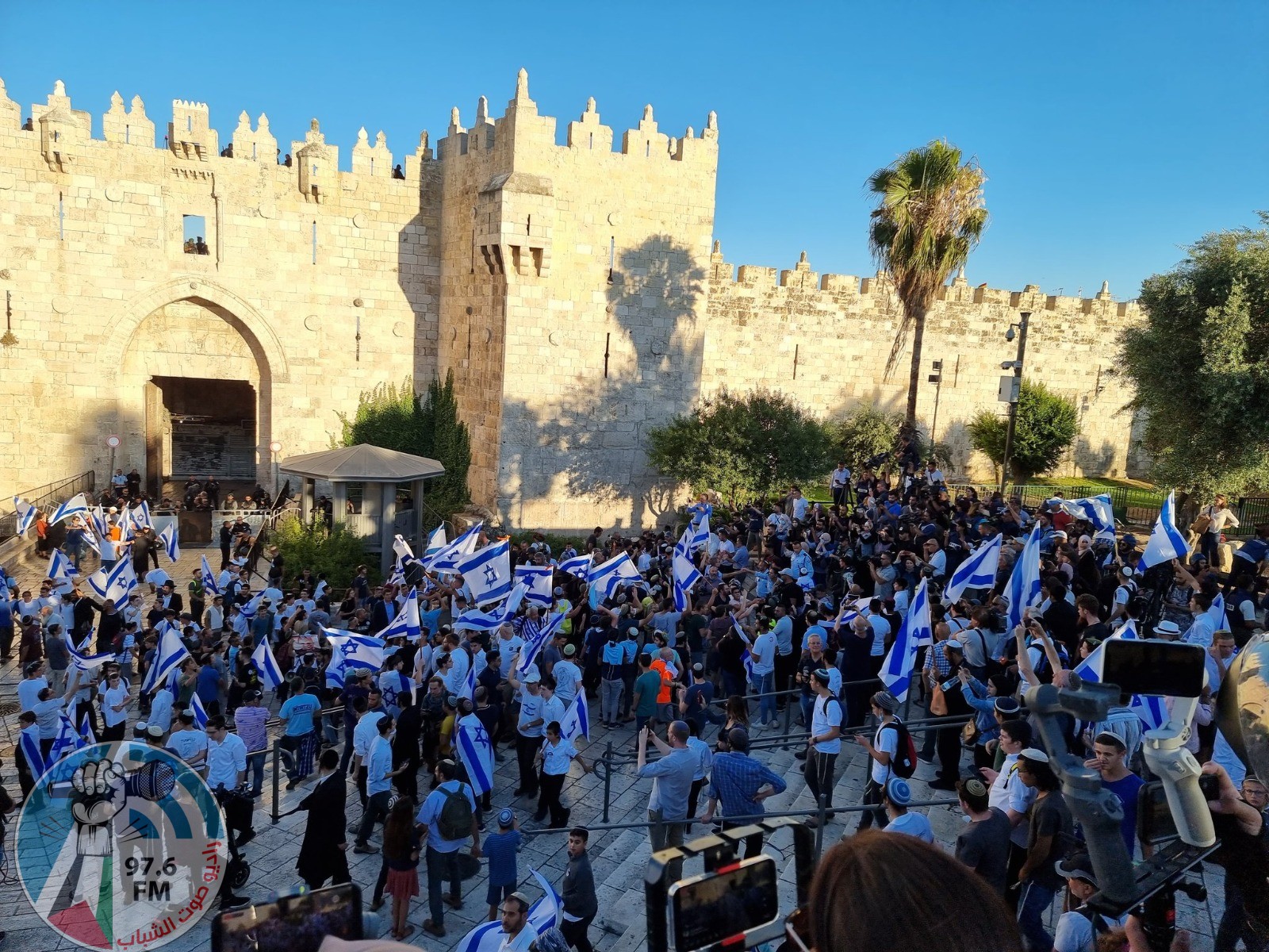 استعدادا لـــ"مسيرة الأعلام" الاستفزازية: مستعمرون يتجمهرون في باب العمود ويعتدون على المقدسيين