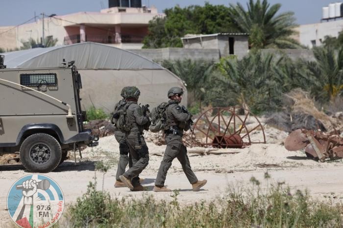 الاحتلال يفتش عددا من منازل المواطنين في العوجا شمال أريحا