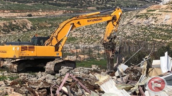 قوات الاحتلال تهدم منزلا في الولجة غرب بيت لحم