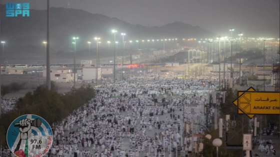 الحجاج يتوافدون إلى صعيد عرفات لأداء ركن الحج الأعظم