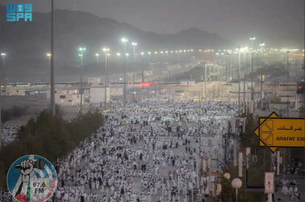 الحجاج يتوافدون إلى صعيد عرفات لأداء ركن الحج الأعظم