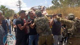 الاحتلال يعتقل شابا ويطلق الرصاص صوب جنازة في الخليل