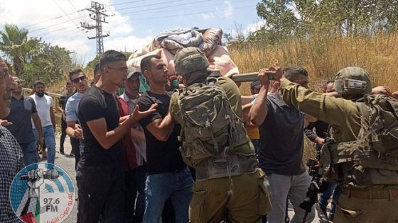 الاحتلال يعتقل شابا ويطلق الرصاص صوب جنازة في الخليل