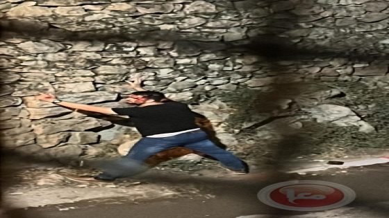 اصابة مواطن بجراح بعد اقتحام جنود الاحتلال اجتماعا للاهالي في الخليل