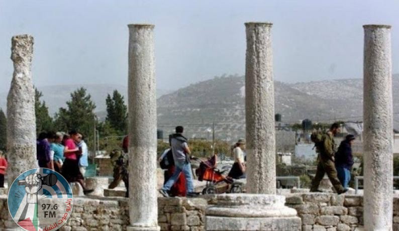مستعمرون يقتحمون الموقع الأثري في سبسطية