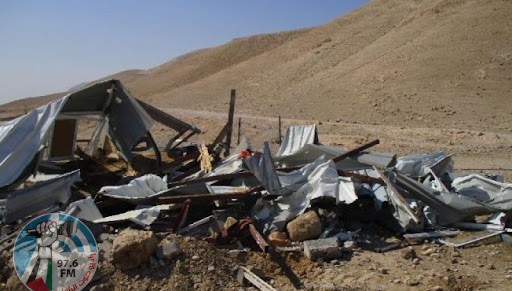 مستعمرون يهدمون 10 منشآت زراعية و"بركسات" بالمعرجات شمال غرب أريحا