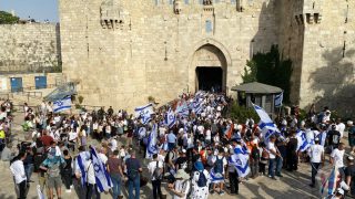اسرائيل تسمح للمستوطنين بتنظيم “مسيرة الأعلام” بالقدس
