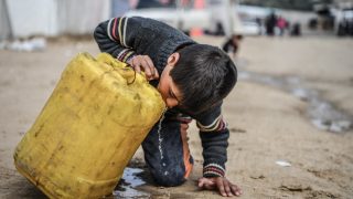 استشهاد طفل بسبب الجوع في غزة