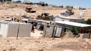 بالصور..الاحتلال يهدم ثلث مساكن تجمع ام الخير في مسافر يطا
