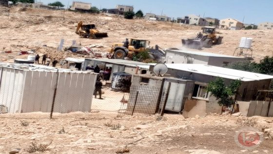 بالصور..الاحتلال يهدم ثلث مساكن تجمع ام الخير في مسافر يطا