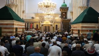 صور- آلاف المواطنين يؤدون صلاة عيد الاضحى في الحرم الإبراهيمي