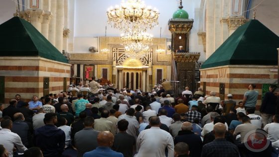 صور- آلاف المواطنين يؤدون صلاة عيد الاضحى في الحرم الإبراهيمي