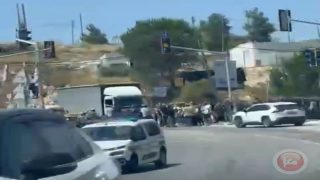 مستوطنون يهاجمون مركبات المواطنين قرب مستوطنة “بيت إيل” (شاهد)