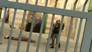 الاحتلال يعتقل فتى في الخليل بحجة حيازته سكين
