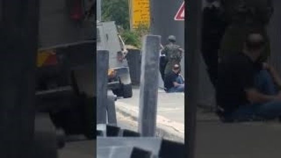 فيديو.. قوات الاحتلال تعتقل شابين قرب مخيم العروب شمال الخليل