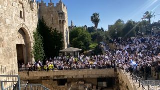 “مسيرة الاعلام”: الآلاف يقتحمون القدس واعتداءات على الفلسطينيين