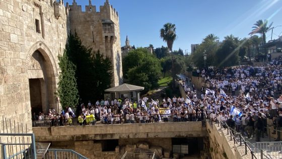 “مسيرة الاعلام”: الآلاف يقتحمون القدس واعتداءات على الفلسطينيين