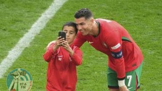 طفل يقتحم مباراة البرتغال وتركيا.. ورد فعل رائع من رونالدو
