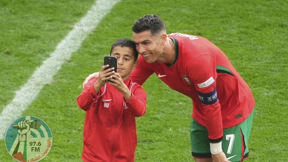 طفل يقتحم مباراة البرتغال وتركيا.. ورد فعل رائع من رونالدو