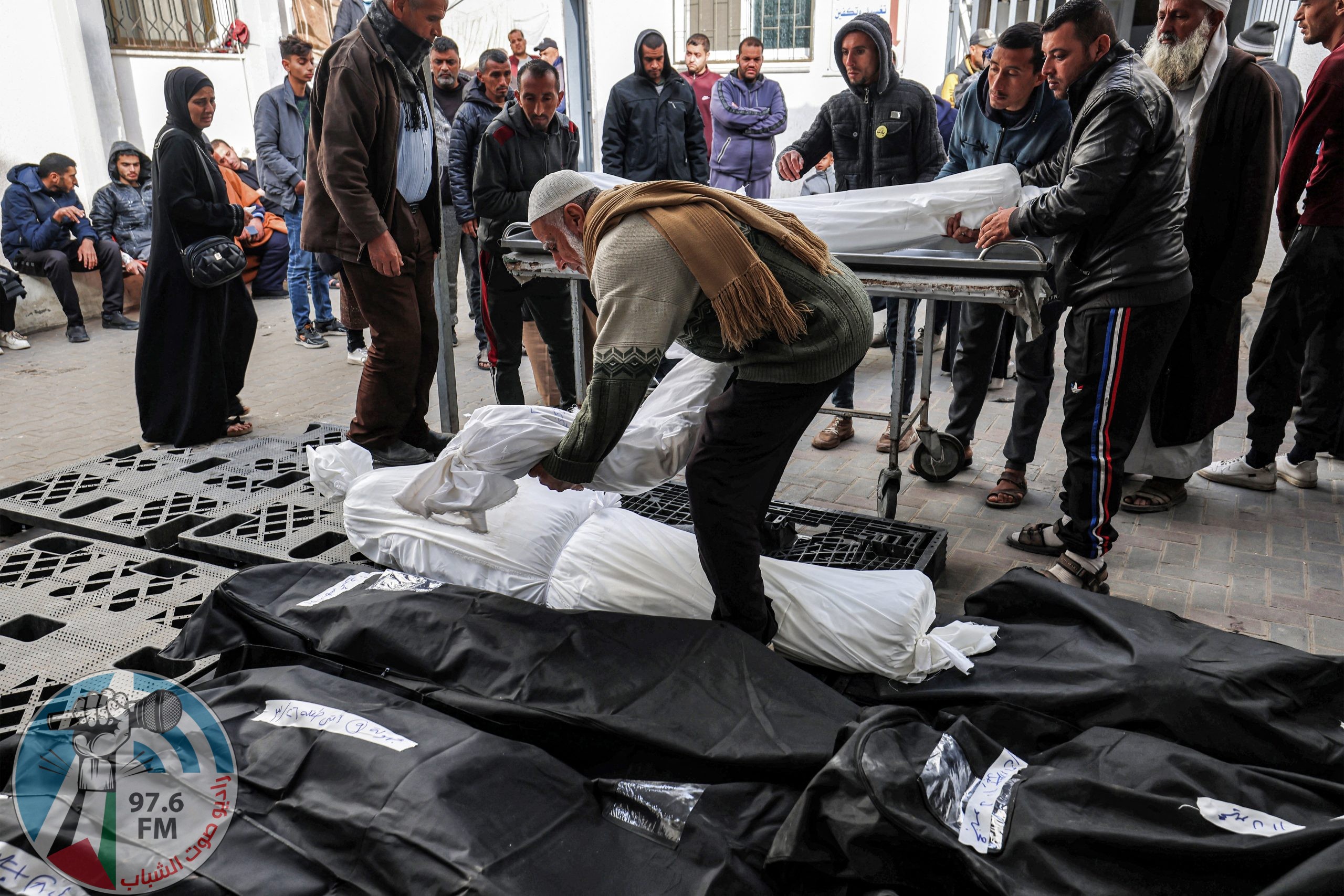 انتشال جثامين 3 شهداء من حي تل السلطان غرب رفح