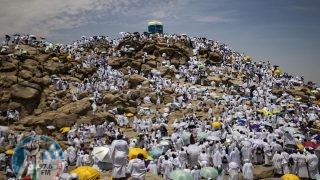 السعودية تبعد 300 ألف شخص من مكة لعدم حملهم تصاريح الحج