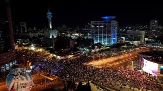 عشرات آلاف الإسرائيليين يتظاهرون للمطالبة بإسقاط حكومة نتنياهو