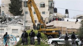 الاحتلال يهدم محال تجارية في بلدة سلوان