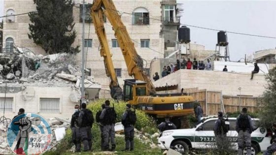 الاحتلال يهدم محال تجارية في بلدة سلوان