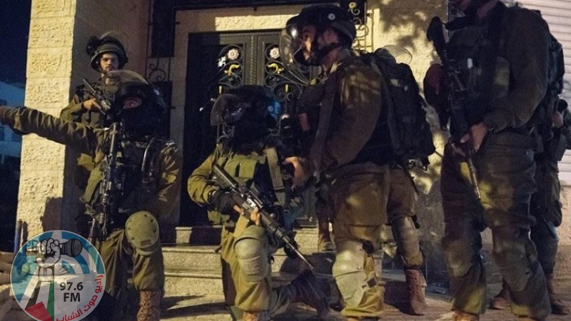 الاحتلال يداهم عدة منازل في بيت أمر شمال الخليل