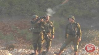 قوات الاحتلال تطلق الرصاص الحي على منزل في بيت أمر