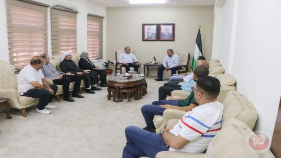 محافظ الخليل يلتقي وفدا من اتحاد جرحى فلسطين