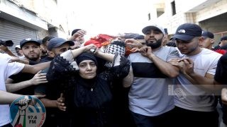 المئات يشيعون جثمان الشهيد أحمد أصلان في مخيم قلنديا
