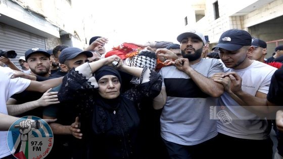 المئات يشيعون جثمان الشهيد أحمد أصلان في مخيم قلنديا