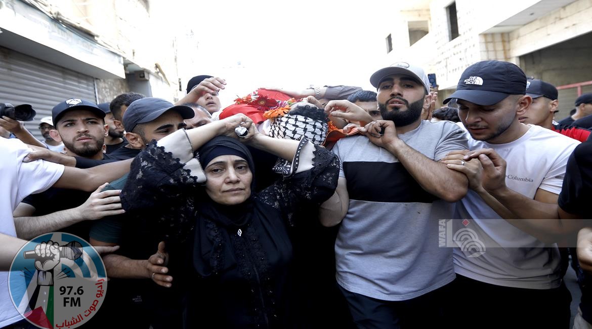 المئات يشيعون جثمان الشهيد أحمد أصلان في مخيم قلنديا