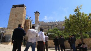 محافظ الخليل يعلن إزالة تعديات الاحتلال في الحرم الإبراهيمي