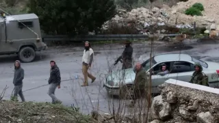 مستعمرون يهاجمون مركبات مواطنين شمال البيرة