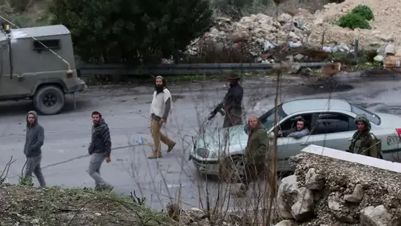مستعمرون يهاجمون مركبات مواطنين شمال البيرة