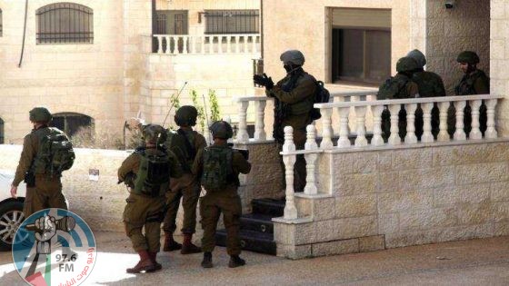 الاحتلال يعتقل ثلاثة مواطنين من ضاحية اكتابا شرق طولكرم