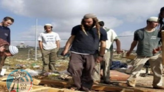مستعمرون يدمرون أنابيب المياه المغذية لقرية أم الخير جنوب الخليل