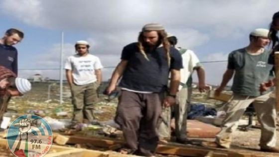 مستعمرون يدمرون أنابيب المياه المغذية لقرية أم الخير جنوب الخليل