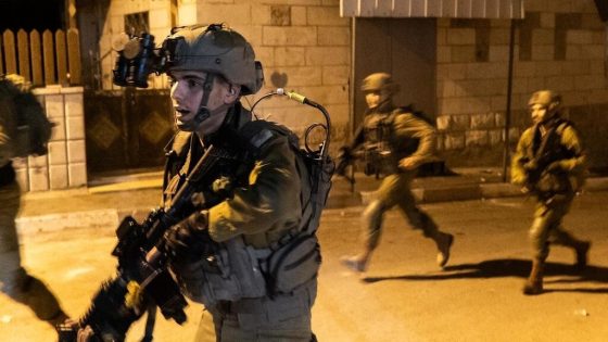 الاحتلال يعتقل 15 مواطناً على الأقل من الضفة