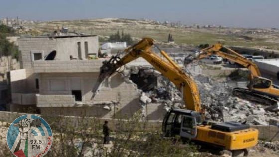 الاحتلال يخطر بهدم بناية سكنية في مخيم شعفاط شمال القدس