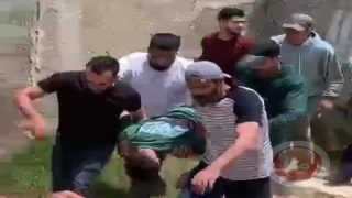 اصابة فتى بجروح خطرة في الشيوخ والاحتلال يعتقل شابا من الخليل