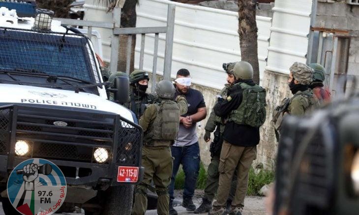الاحتلال يعتقل مواطنين من حزما شمال شرق القدس