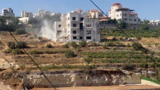 الاحتلال يهدم منزلا وغرفة زراعية غرب مدينة الخليل