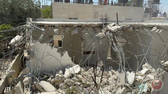 قوات الاحتلال تجبر عائلة مقدسية على هدم منزلها في جبل المكبر