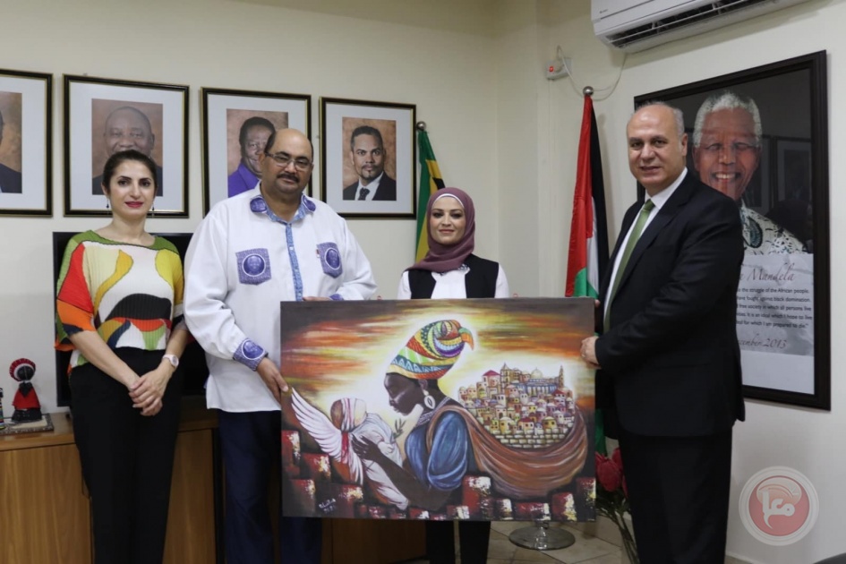 وزير الثقافة يهدي عملاً فنياً لسفارة جنوب إفريقيا تقديرا لمساندتها للقضية الفلسطينية