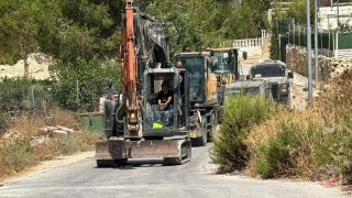جرافات الاحتلال تهدم منزلا في قرية الولجة غرب بيت لحم